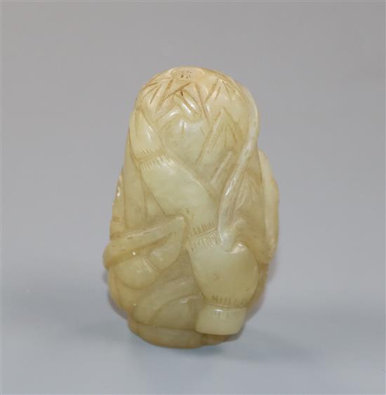 A Chinese carved hardstone snuff bottle 5.5cm